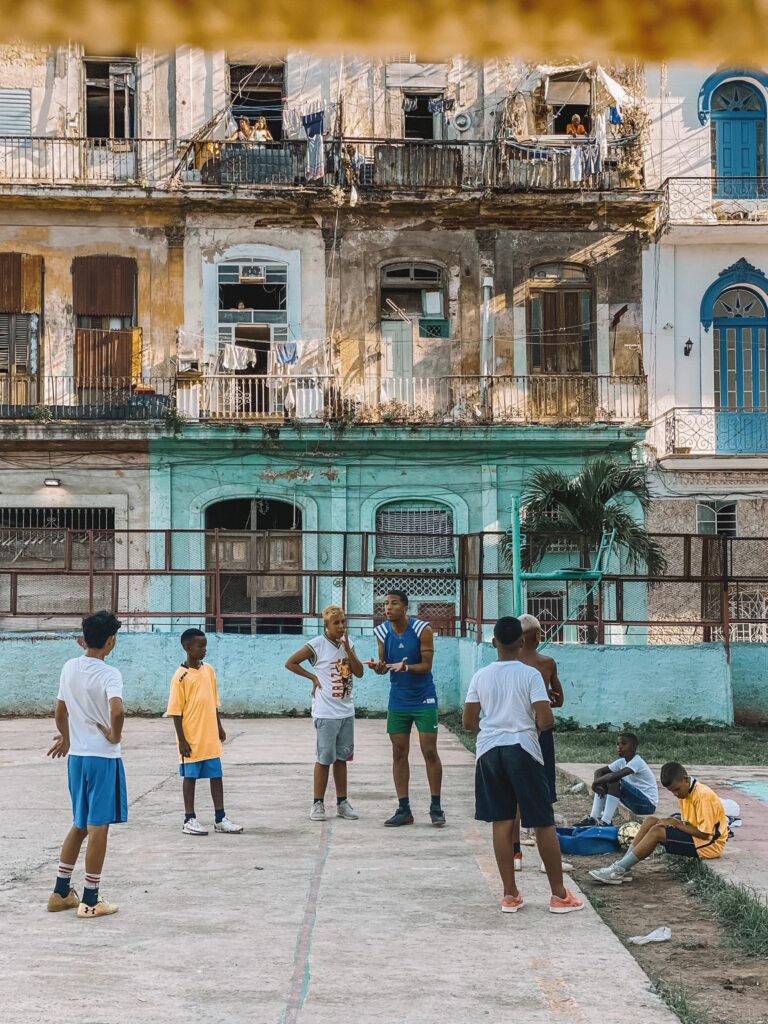 Mostra i ragazzi che parlano e giocano a calcio all'Avana Vieja