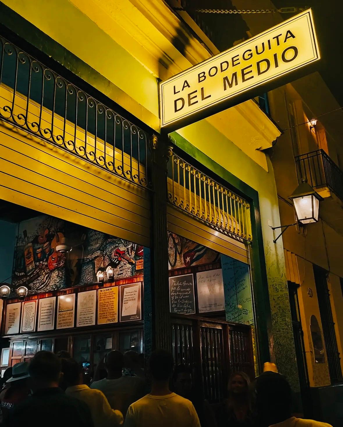 immagine ritrae il locale storico della bodeguita del medio nelle ore della sera
